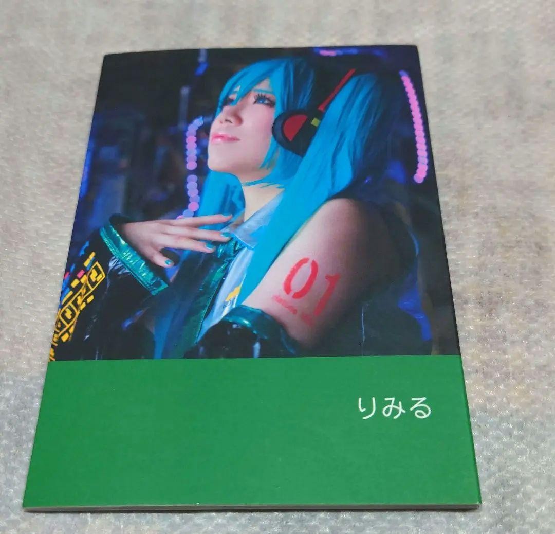 Hatsune Miku Cosplay Photo Collection 35 Pages Small Format