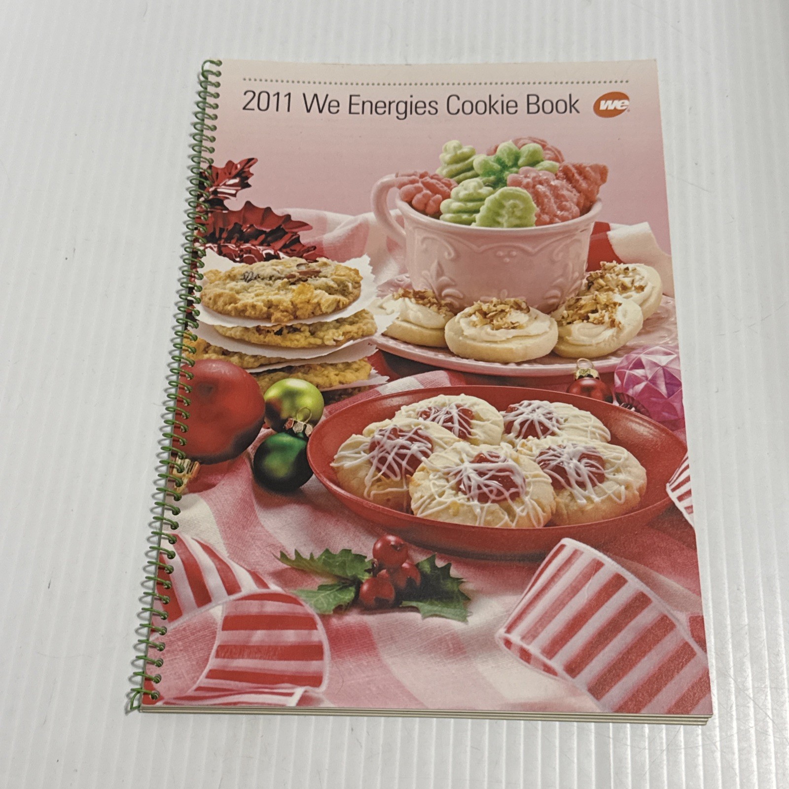 We Energies Cookie Book 2011 – 33 Color Pages – 38 Recipes