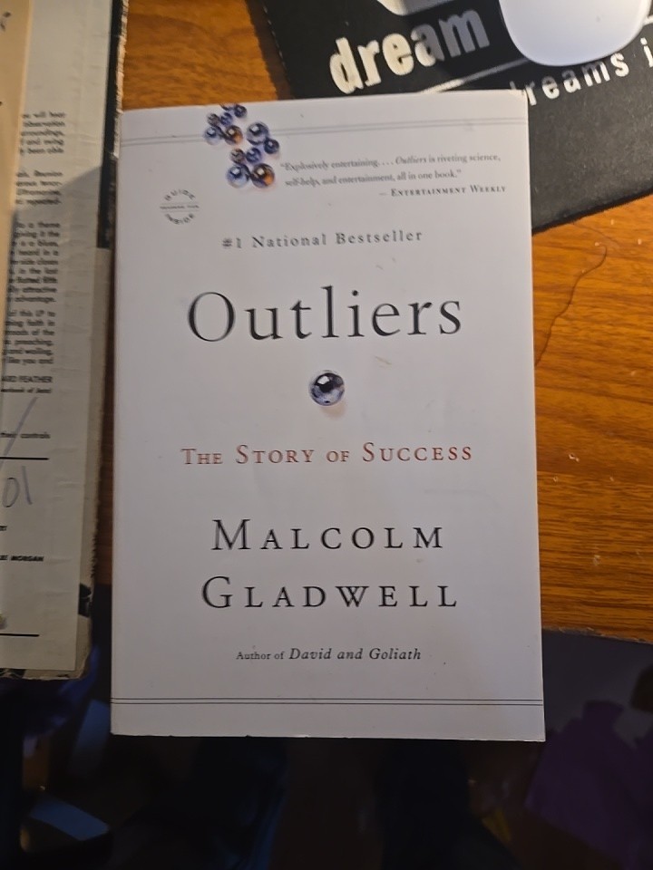Outliers : The Story of Success by Malcolm Gladwell (2011, Trade Paperback)