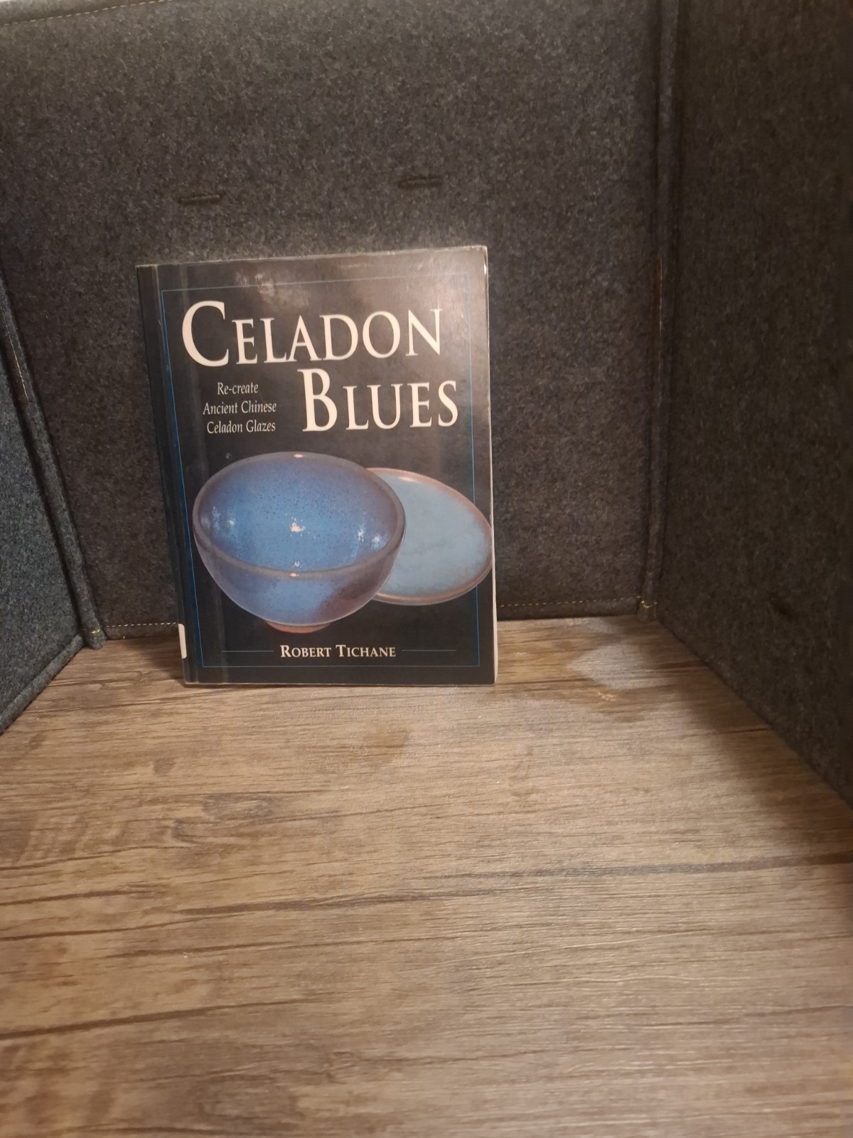 Celadon Blues : Re-Create Ancient Chinese Celadon Glazes by Robert Tichane…