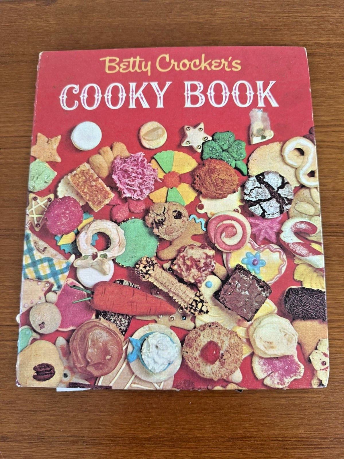 Vintage Cookbook Betty Crocker’s 1963 Cooky Book with Recipe Clippings Notes