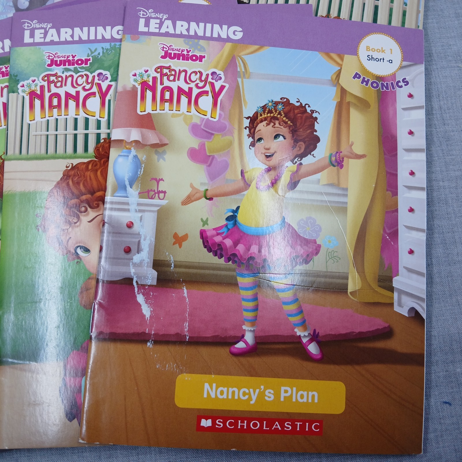 Fancy Nancy’s 12-Book Fantastic Phonics Fun! : Includes 12 Mini-Books