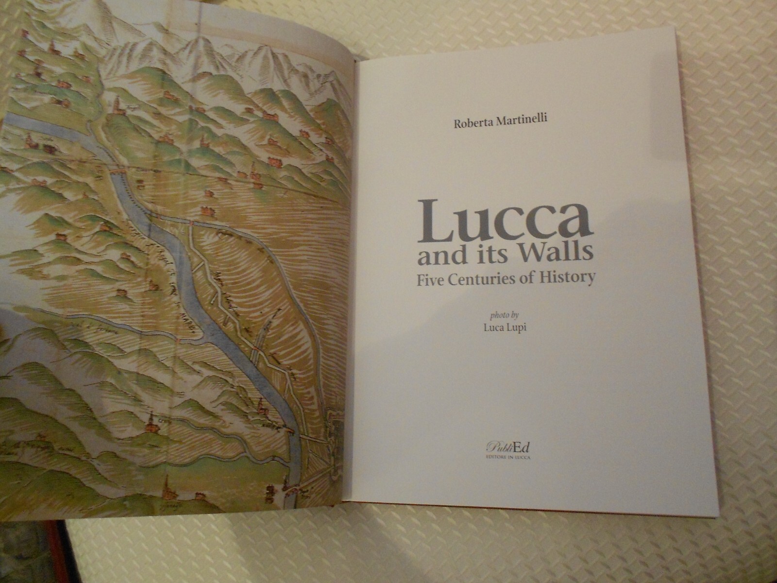 LUCCA AND ITS WALLS 2013 HARDCOVER LELLI KELLY 294 PAGES ISBN ‎ 978-8896527153