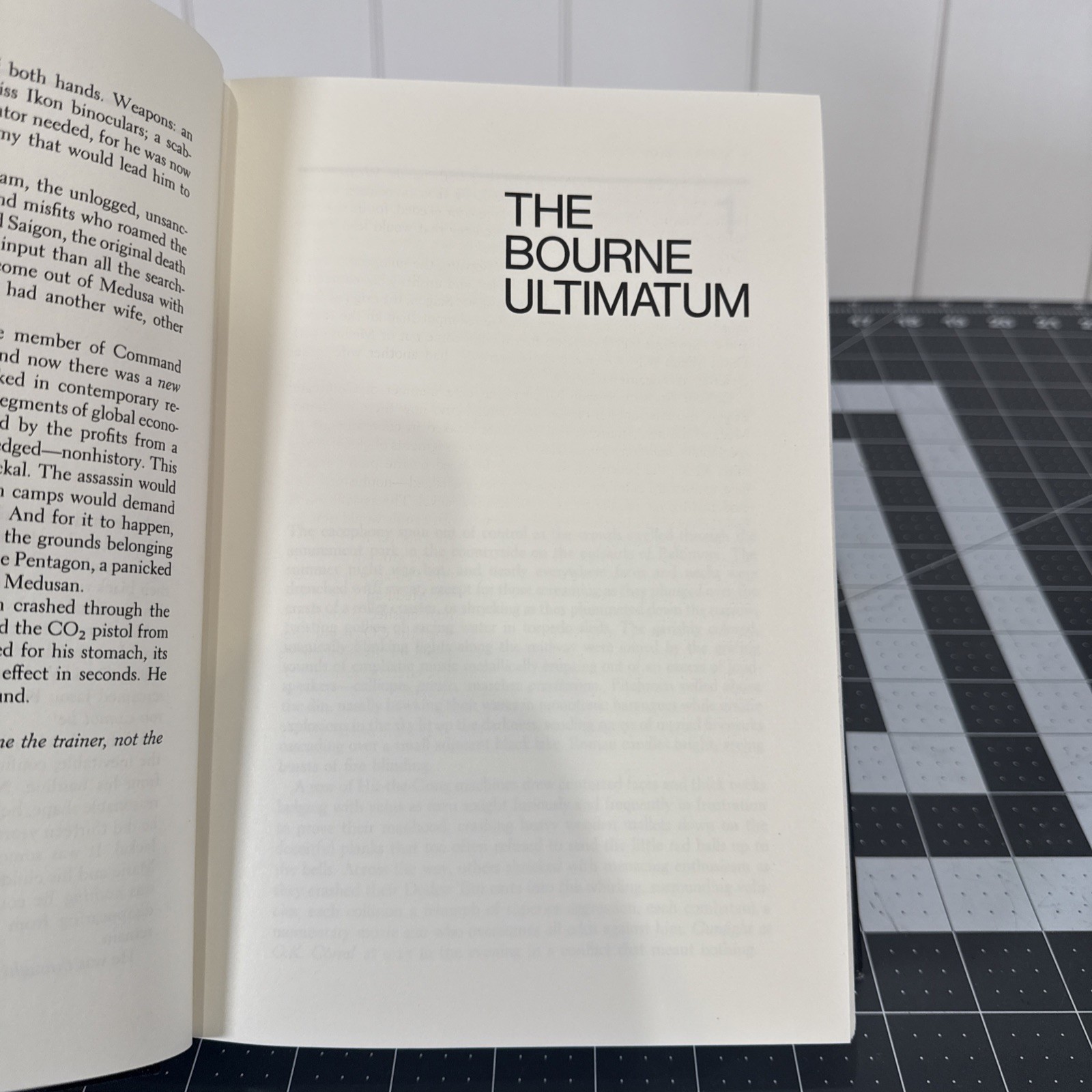 The Bourne Ultimatum, Robert Ludlum (1990) 1st Edition 1st Printing Hardcover DJ