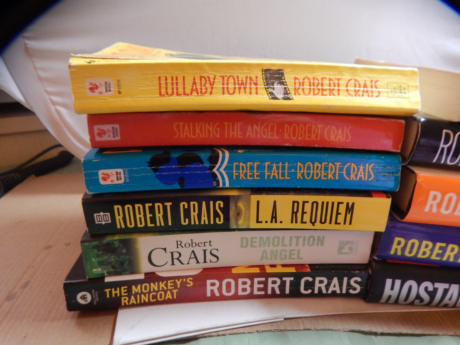 LOT OF 11 ROBERT CRAIS ELVIS COLE / JOE PIKE& MISC SERIES BOOKS HC / SC