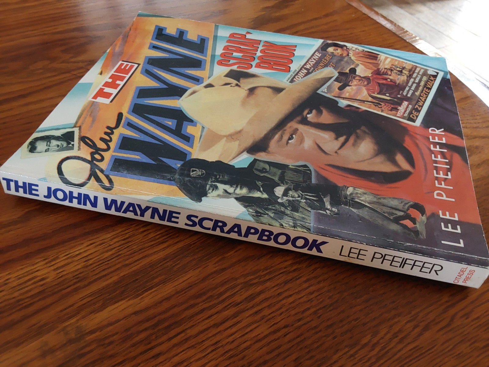 ILLUSTRATED 1989 JOHN WAYNE SCRAPBOOK 250 PAGES BY LEE PFEIFFER