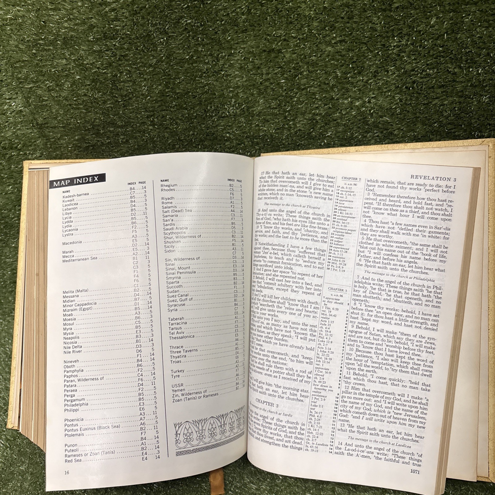 Vintage Holy Bible Family King James Version 1968 Illustrations Large