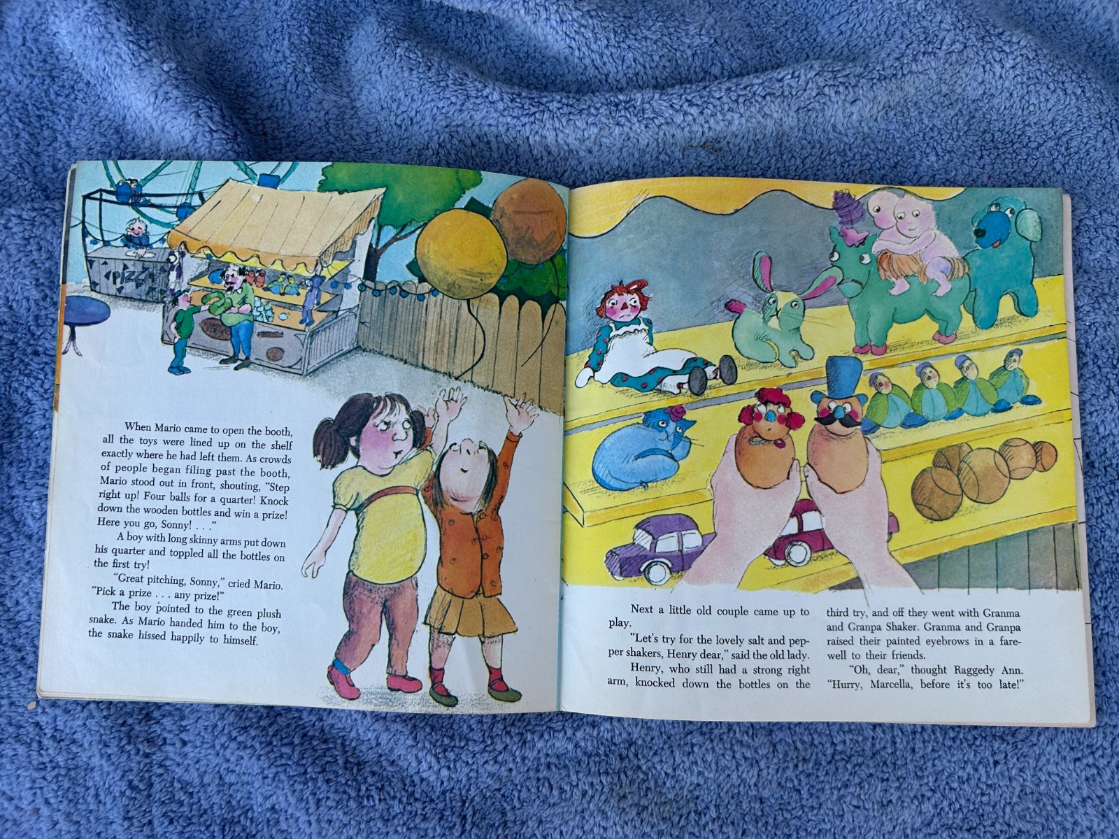 1977 GOLDEN LOOK-LOOK BOOK $1.25 – RAGGEDY ANN AT THE CARNIVAL – NO MARKS