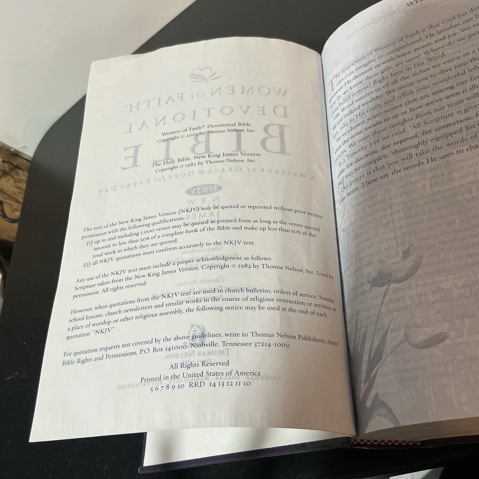 Women of Faith Devotional Bible : A Message of Grace and Hope for Every Day…