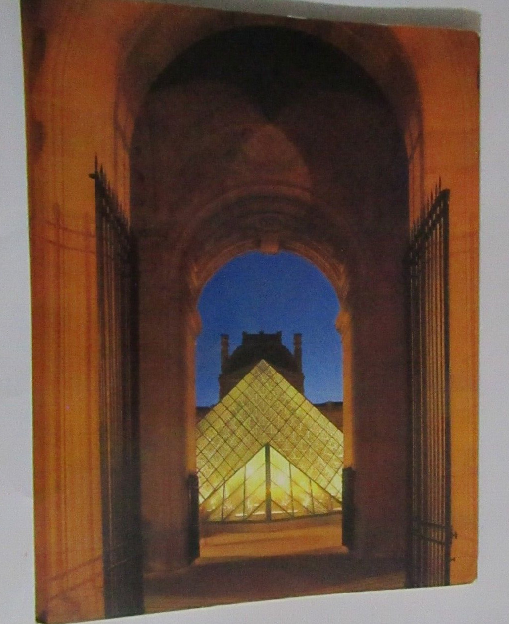 THE GRAND LOUVRE BEAUX ARTS PAPERBACK BOOK 2007 8.5 X 11 INCHES 35 PAGES