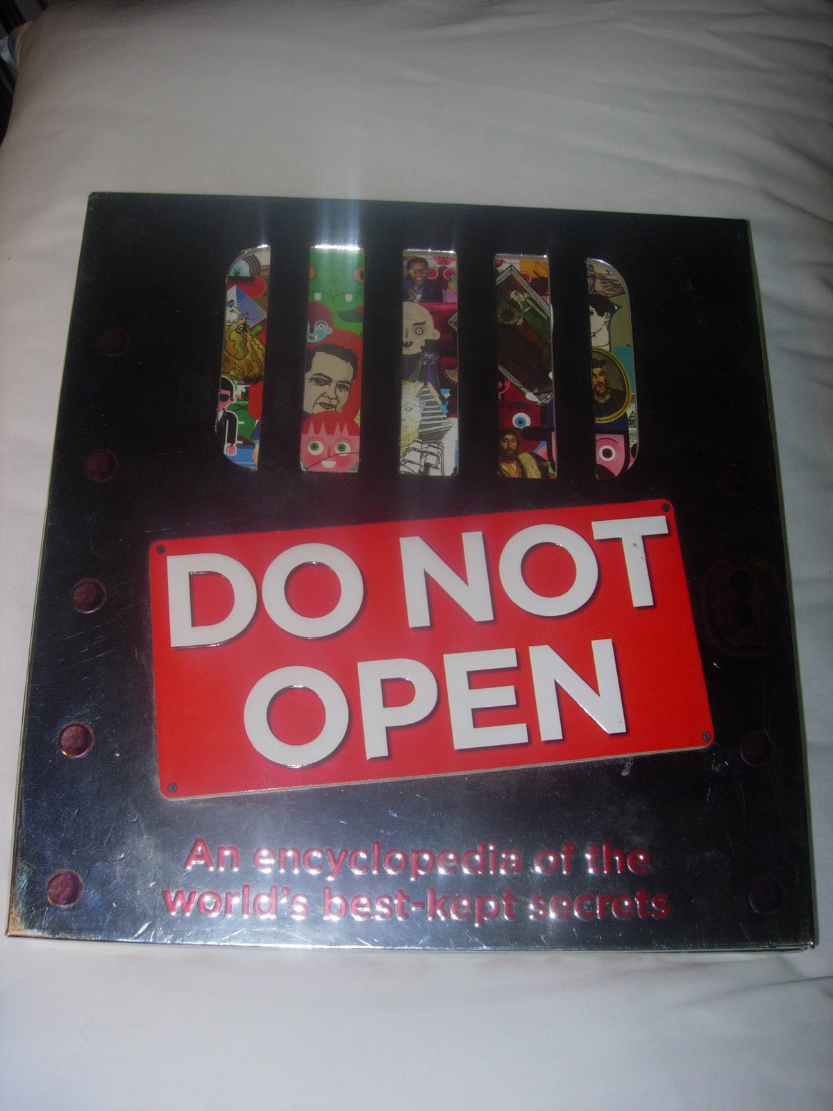 Do Not Open – hardcover Farndon, John