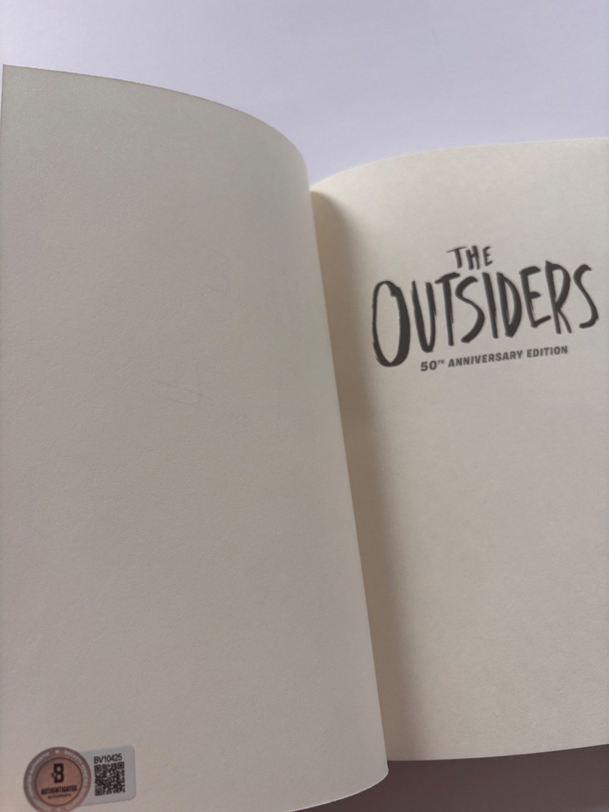 SE S E HINTON SIGNED THE OUTSIDERS 50TH ANNIVERSARY EDITION HARDCOVER BOOK A BAS