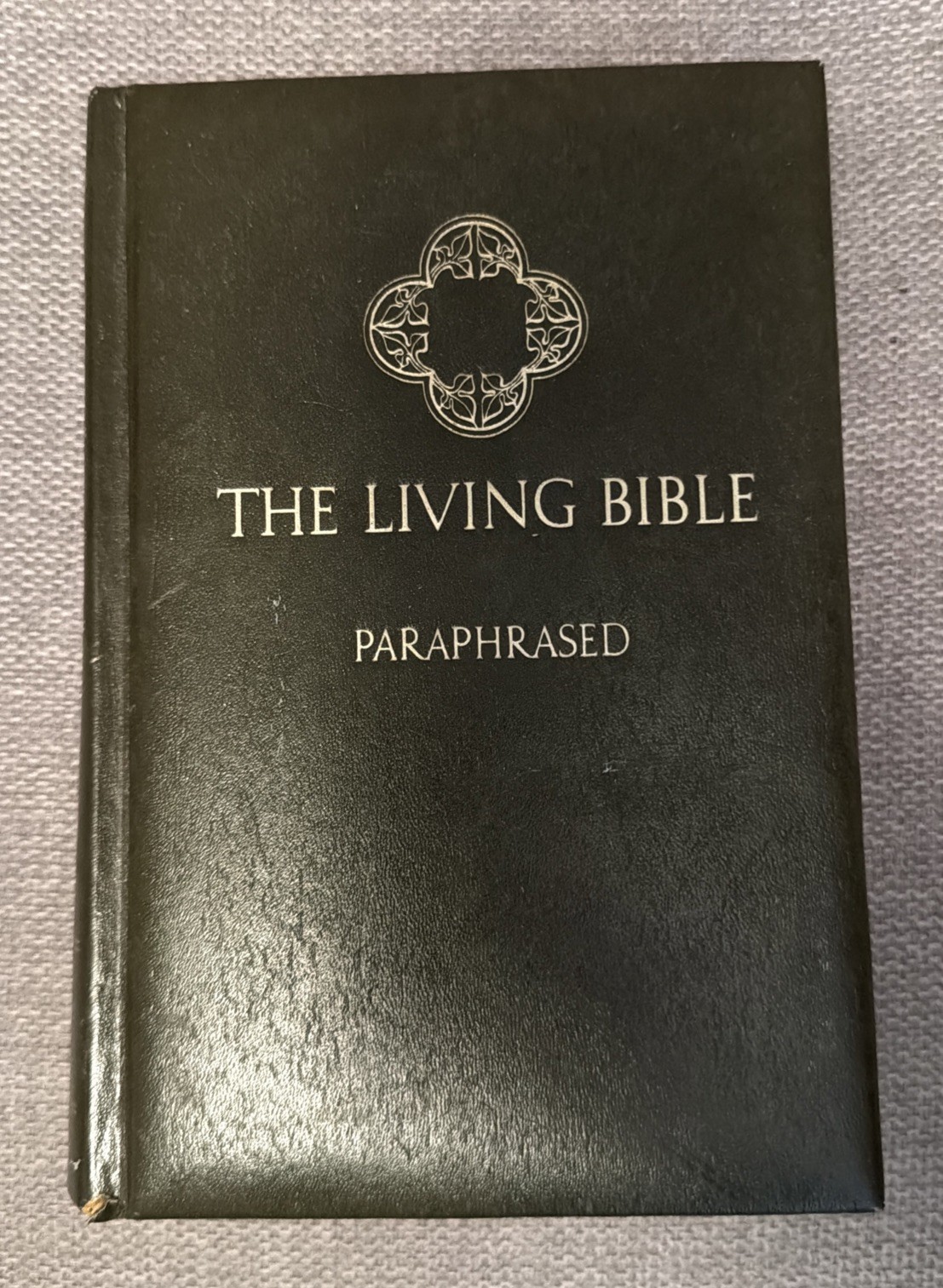THE LIVING BIBLE Paraphrased Tyndale House Padded Hardcover 1972 10th Printing