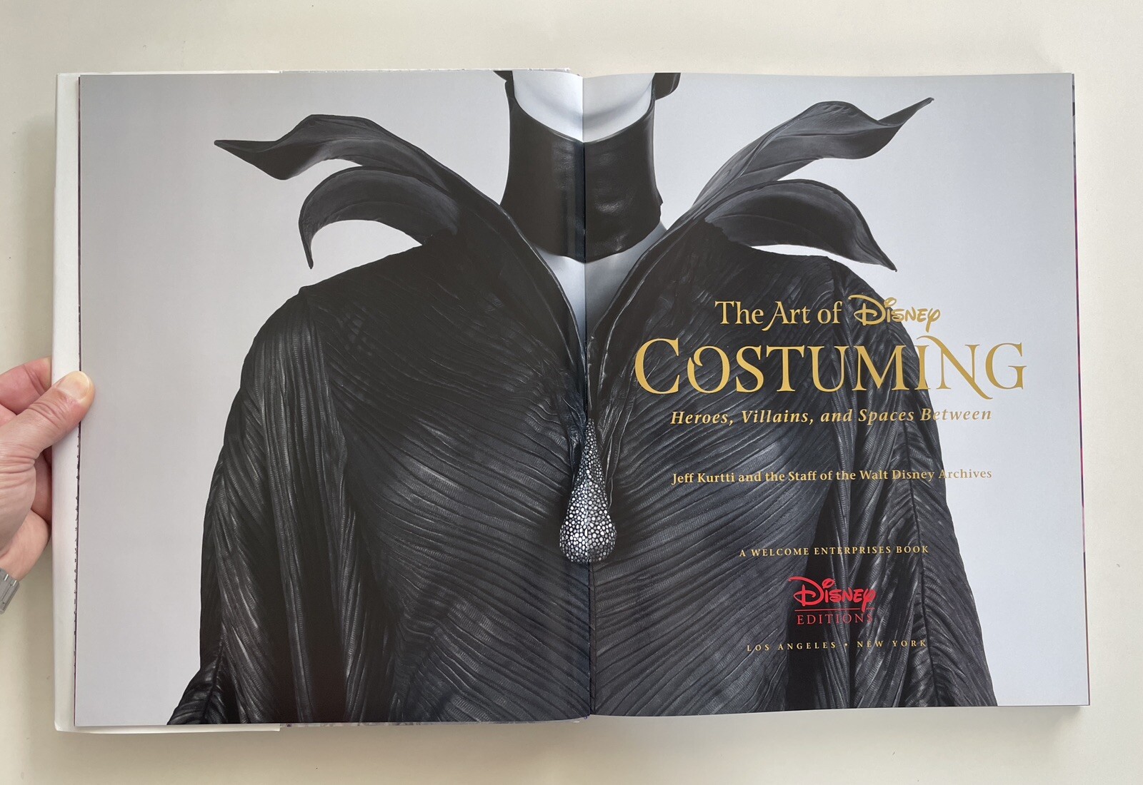 Disney Editions Deluxe Ser.: The Art of Disney Costuming : Heroes, Villains, and