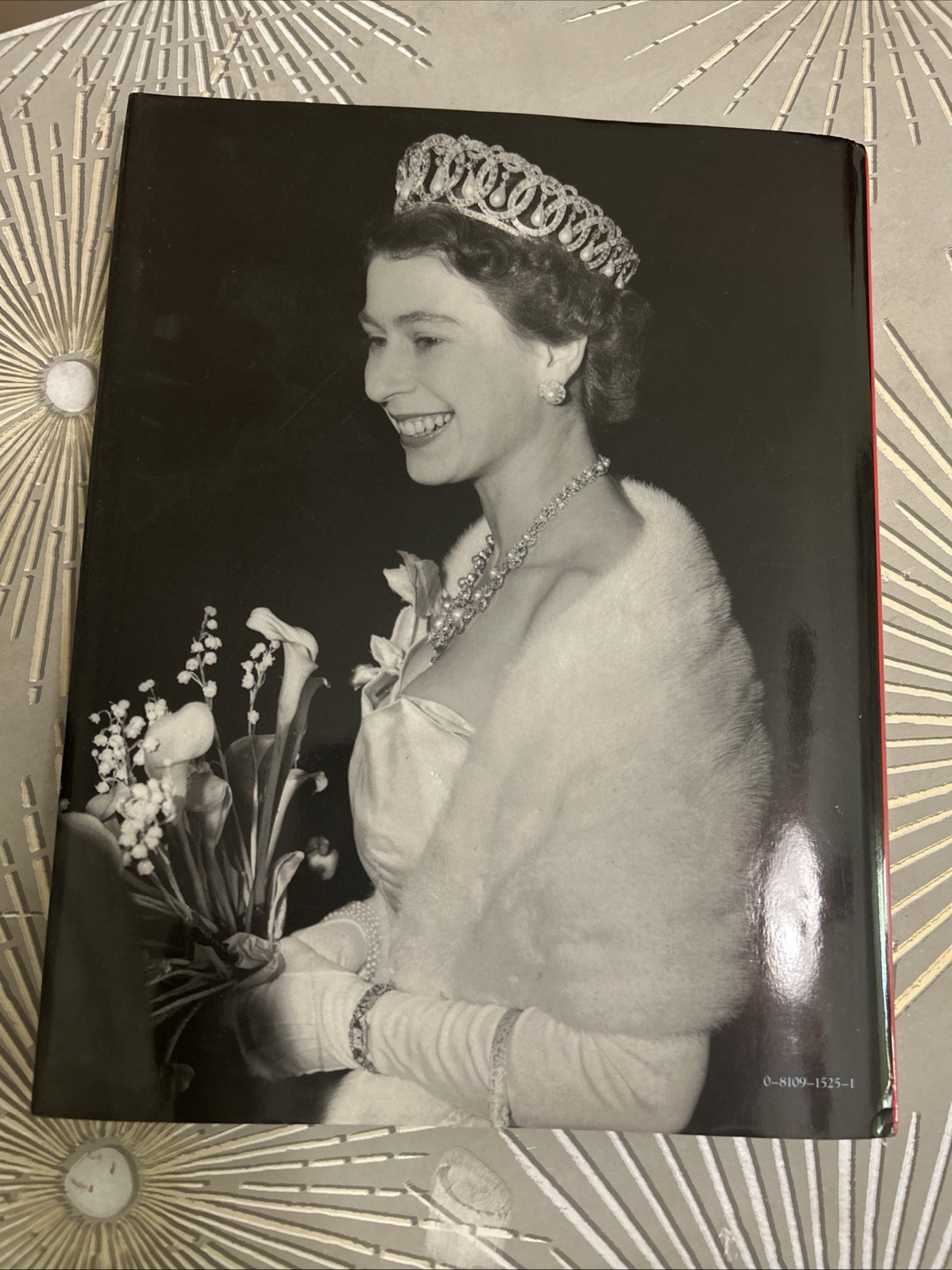 The Queen’s Jewels by Leslie Field 1997 Hardcover Elizabeth II England Royalty