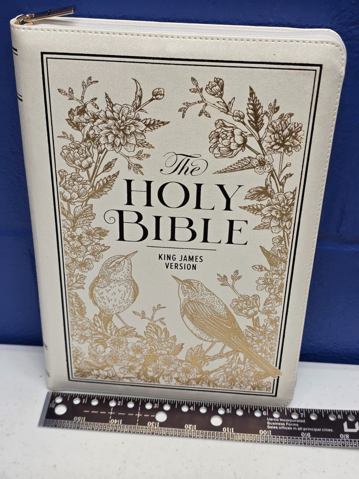 KJV Bible Pocket W/Zip Faux Leather, White/Gold by Christian Art Gifts (English)
