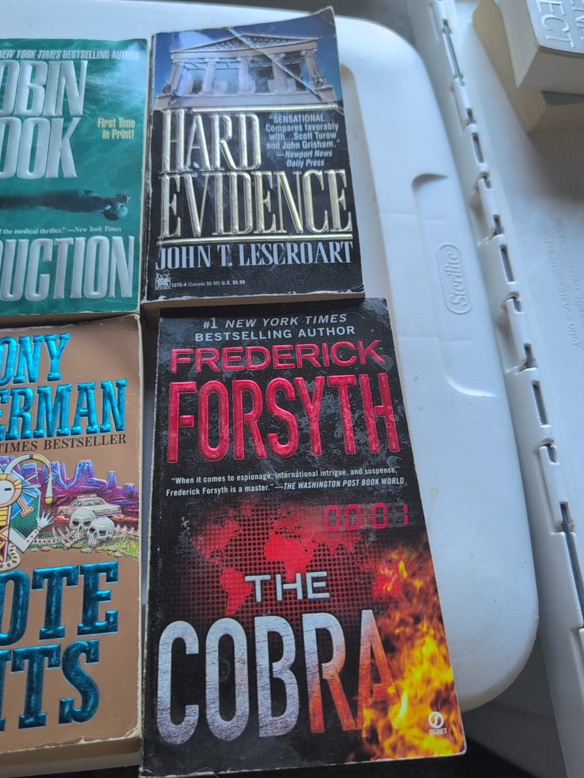 Lot of 8 Mystery/Crime/Thriller/Suspense Paperbacks Random Mix of Books Nice