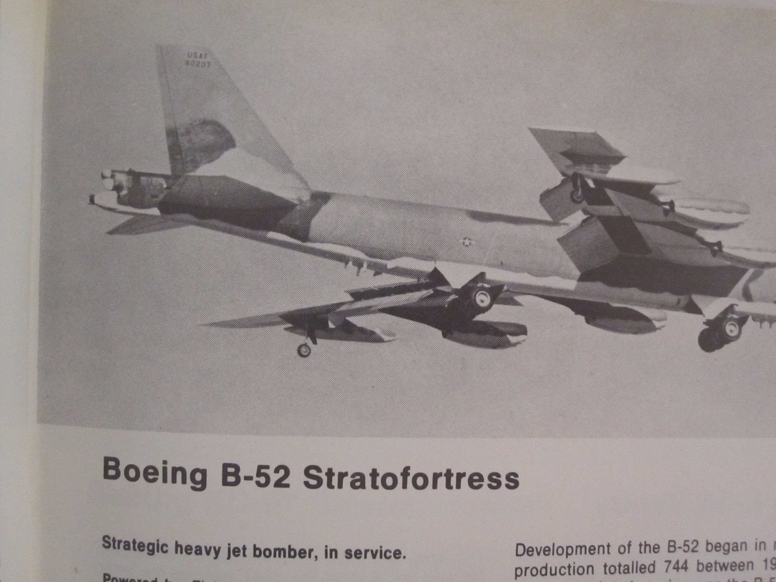 Military Aircraft of the World – 223 pages, BW Photos