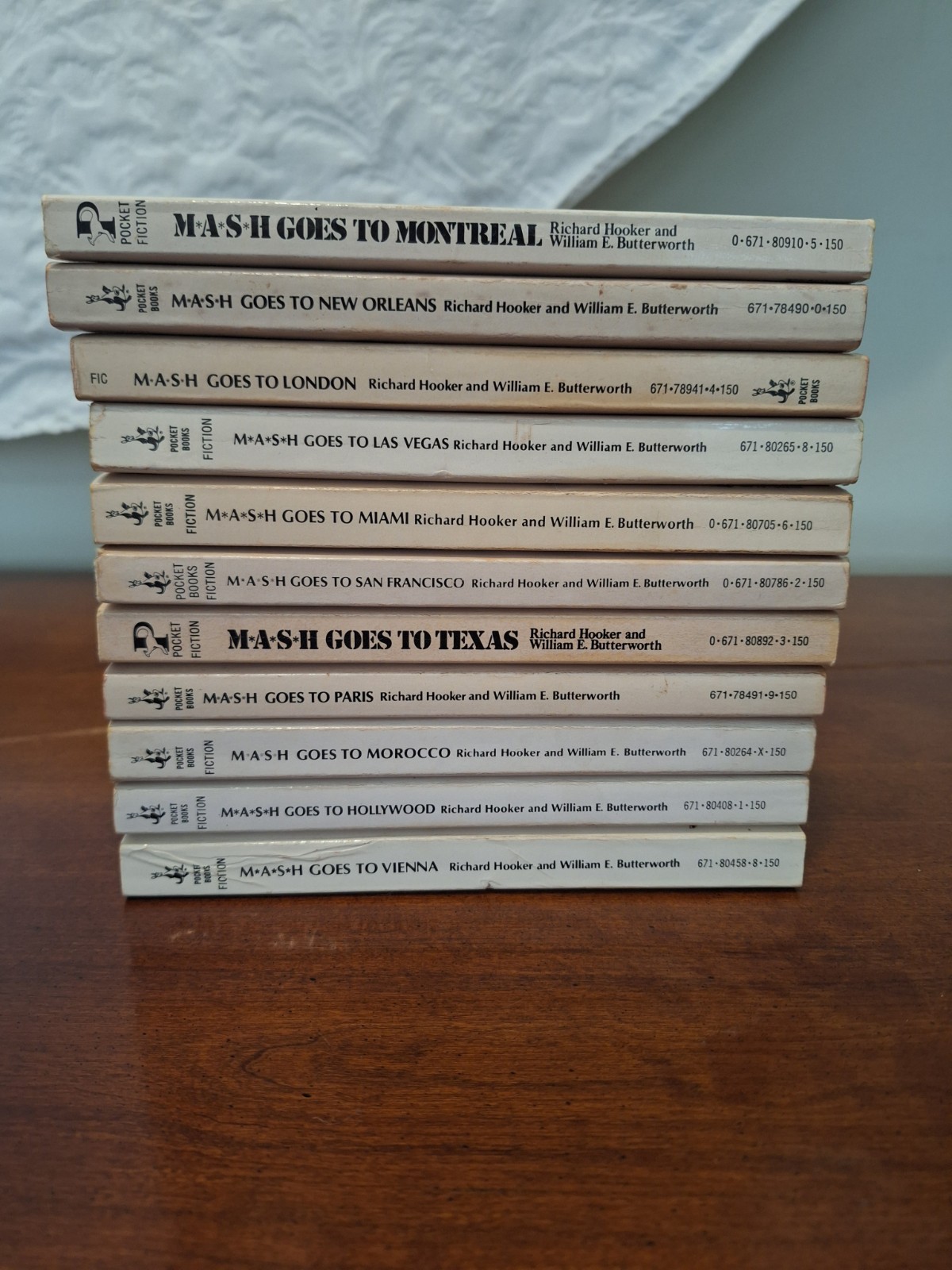 11x 1970s MASH Goes To Paperback Books Miami Paris Vienna Texas London ++ Hooker