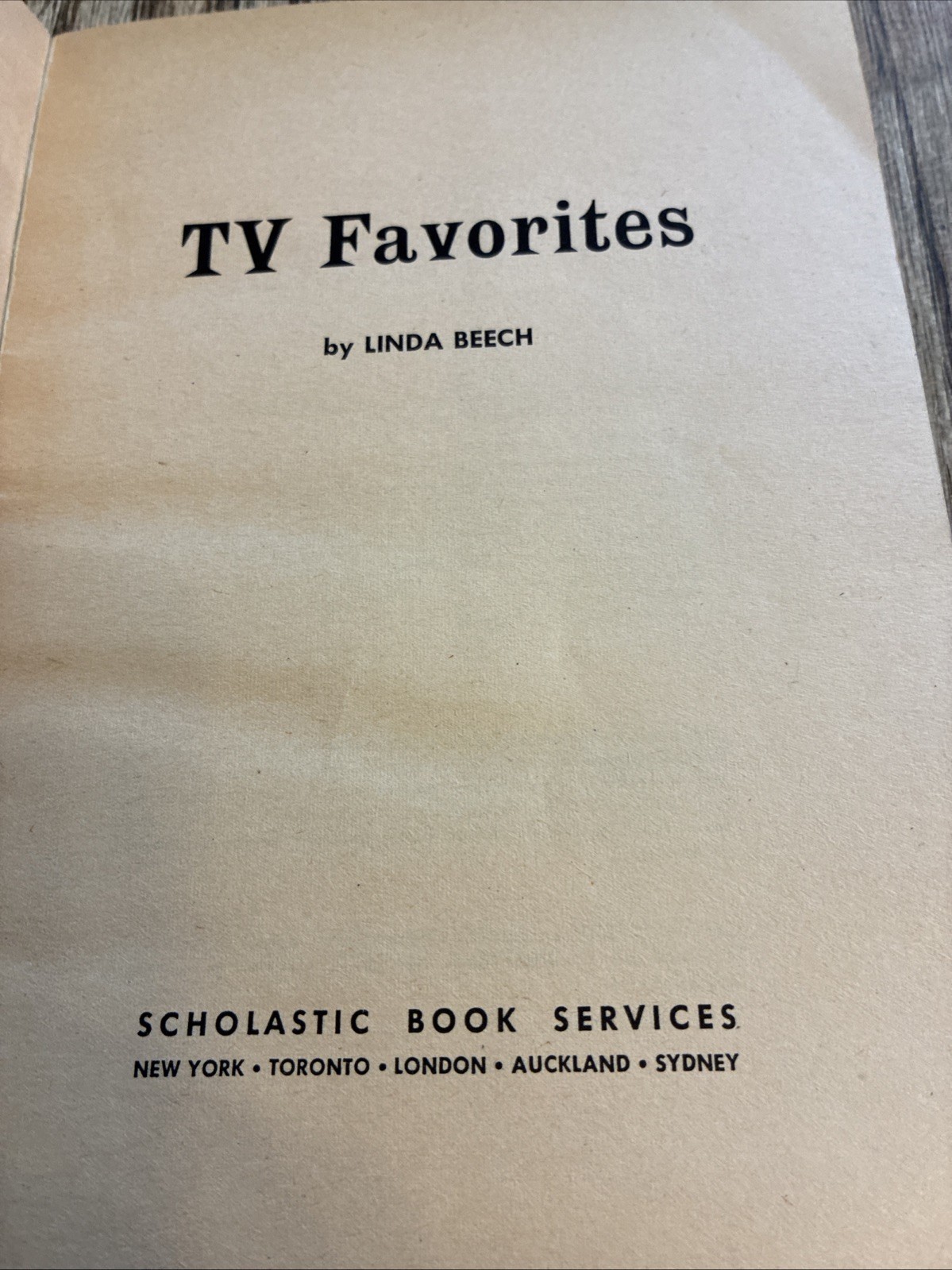 TV Favorites by Linda Beech ~ Dark Shadows Partridge Glen Cambell Pre Owned