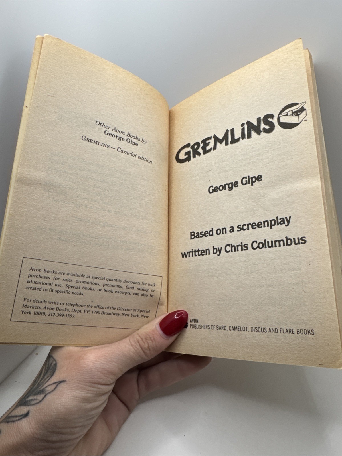 Steven Spielberg GREMLINS Movie Book 1984 VINTAGE PAPERBACK 1st Avon Print