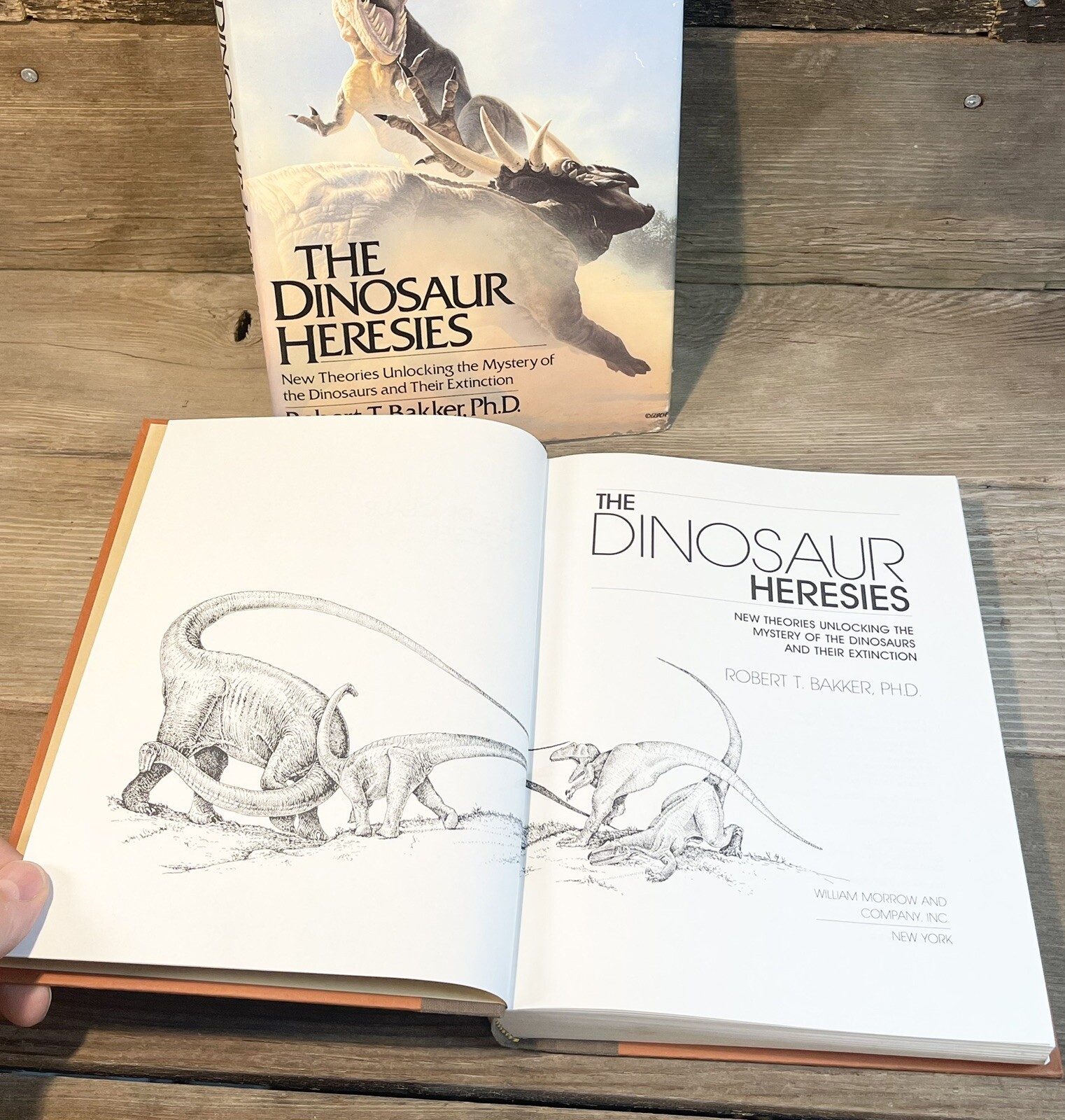 Bakker. The Dinosaur Heresies : New Theories Unlocking the Mystery of Dinosaurs