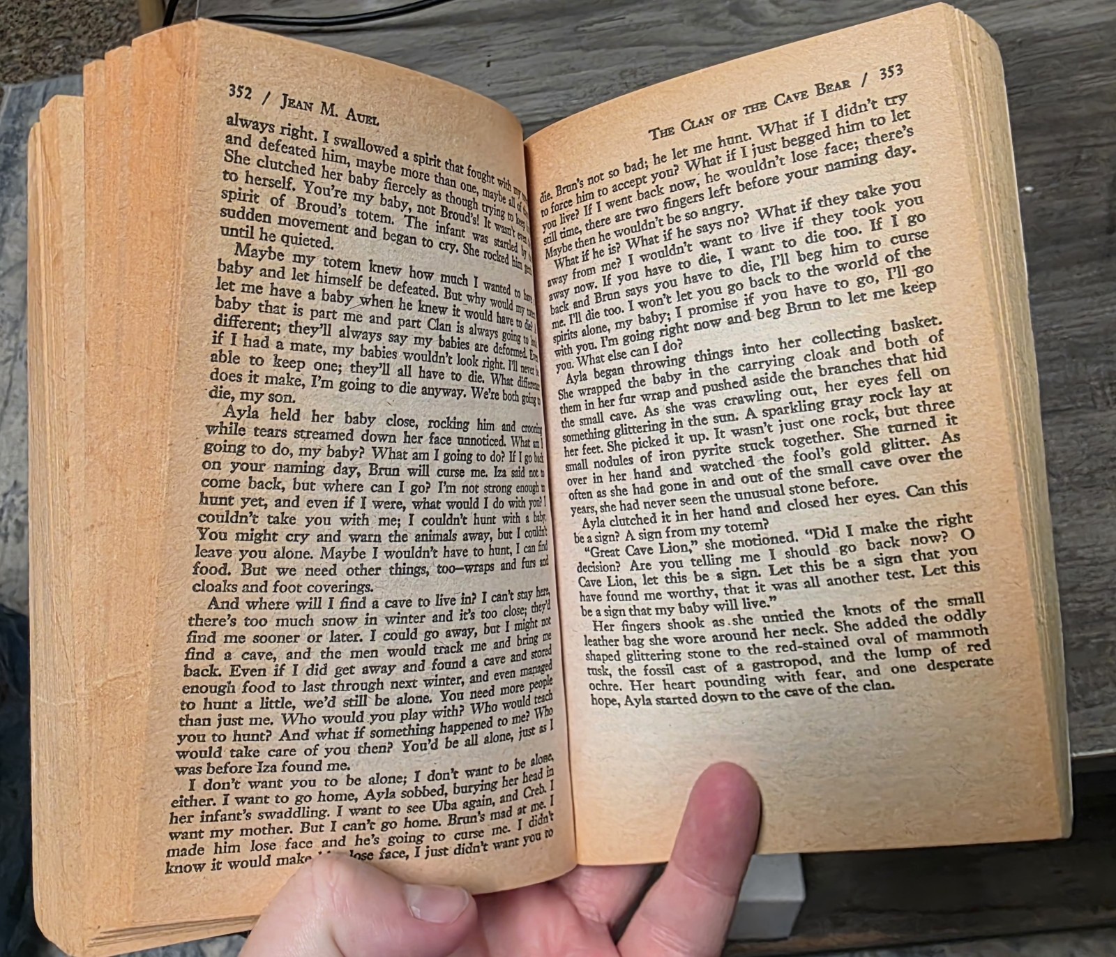 The Clan of the Cave Bear, 1981, Jean M. Auel, Paperback