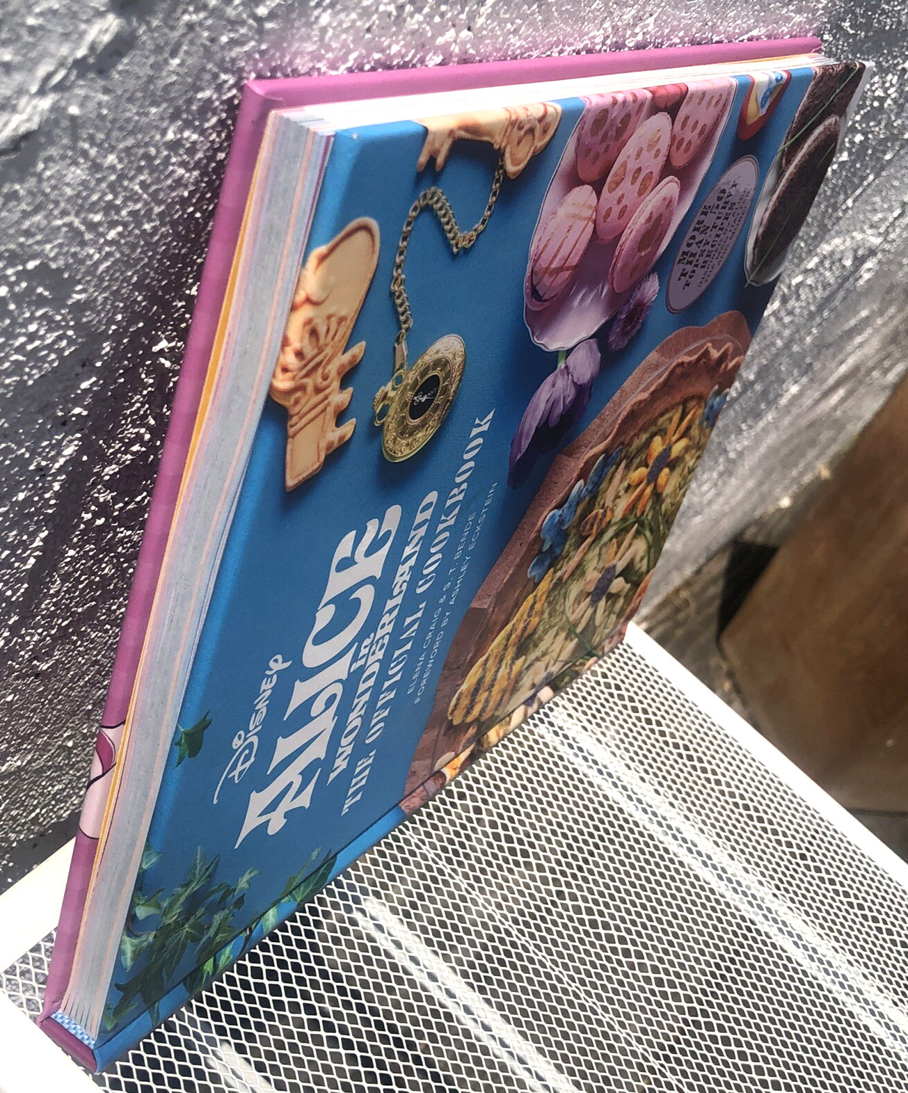 Alice in Wonderland The Official Cookbook Disney 50+ Topsy-Turvy Recipes Elena C