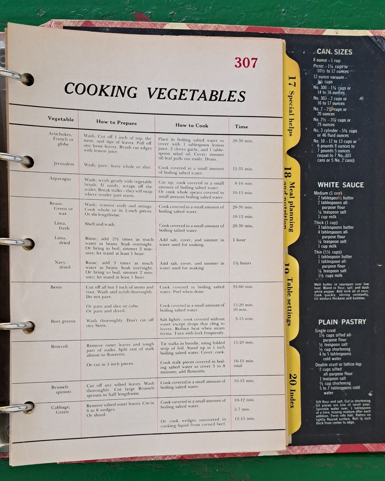 Better Homes and Gardens New Cookbook. 5 Ring Notebook.