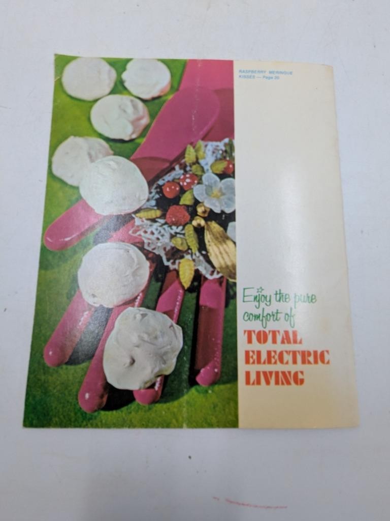 1971 WE Energies Cookie Book Wisconsin Electric Christmas Cooky Recipe Book A