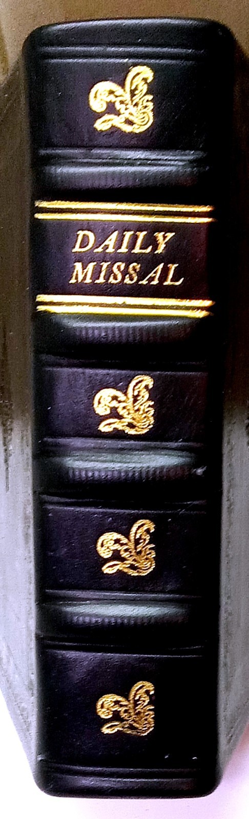ANTIQUE CATHOLIC LATIN ENGLISH MISSAL; FINE BINDING; TLM BRIGHT GILT; CA.. 1961