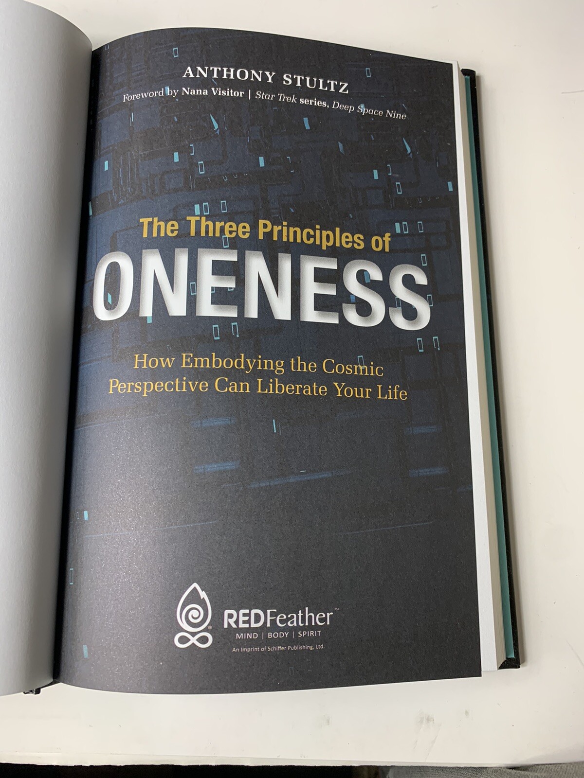 Three Principles of Oneness : How Embodying the Cosmic Perspective Can Liberate