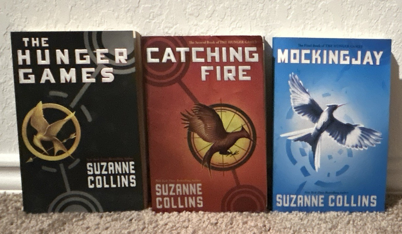 Suzanne Collins The Hunger Games Trilogy 3-Book Paperback Set (Scholastic)