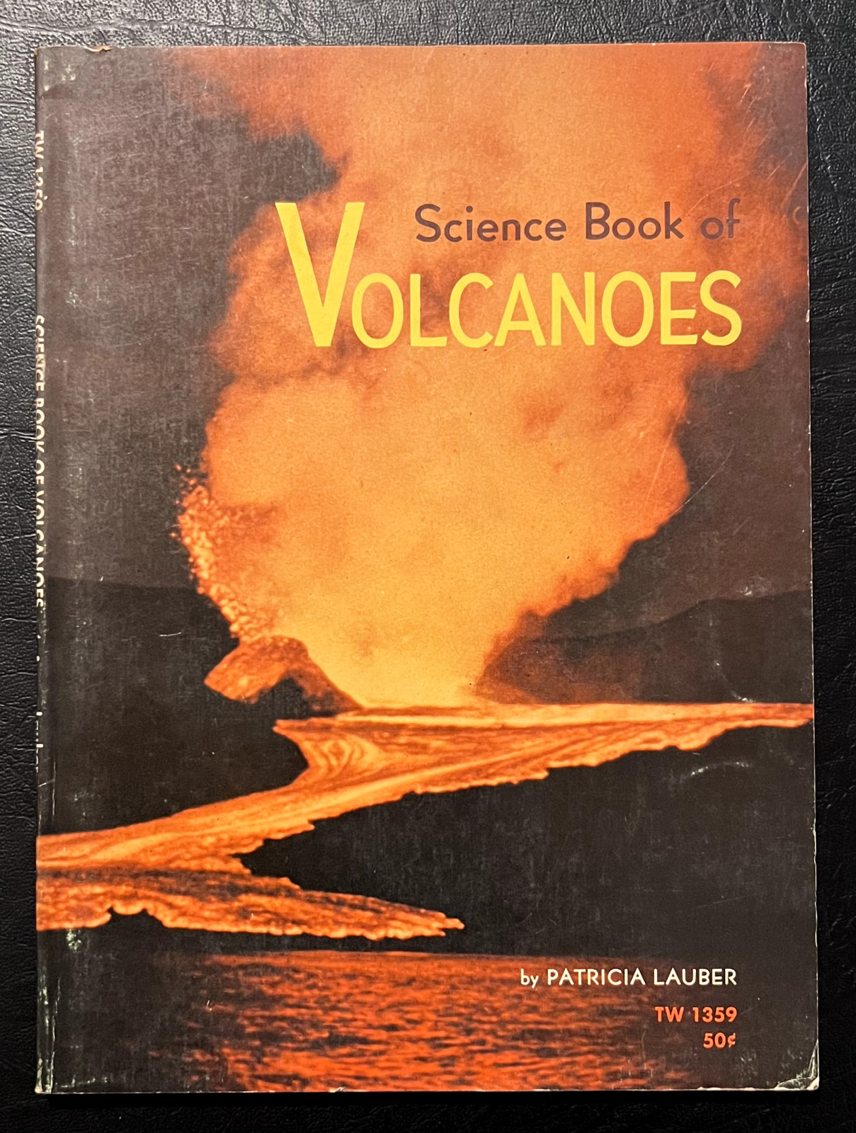 Science Book of Volcanoes – 1969 by Patricia Lauber – Scholastic TW1359