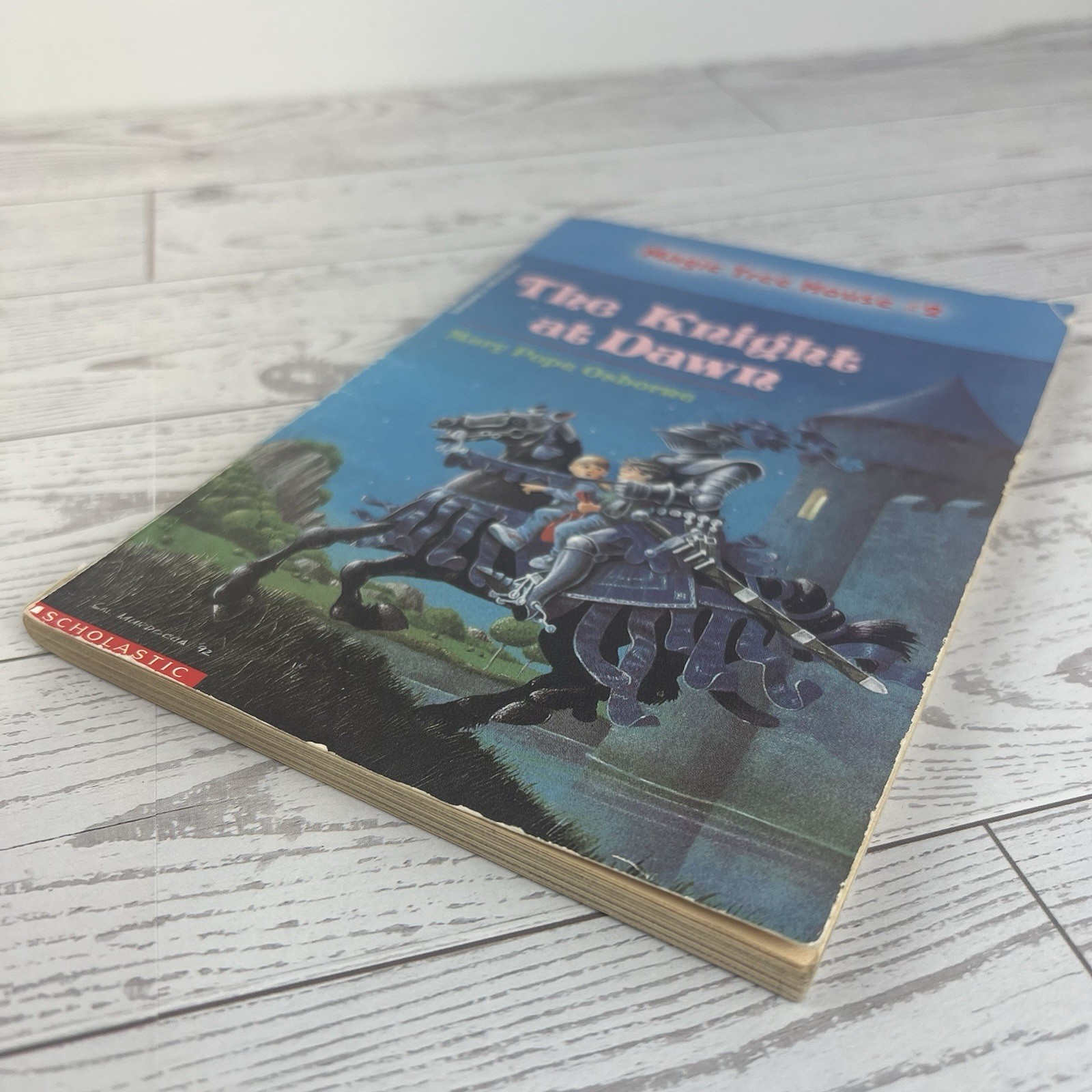 THE KNIGHT AT DAWN (MAGIC TREE HOUSE #2) MARY POPE OSBORNE SCHOLASTIC, INC. D1