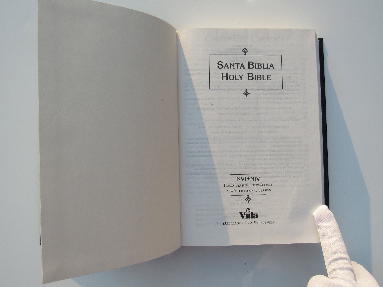 Santa Biblia Holy Bible NVI NIV Spanish English Bilingual 1999 Vida Inscribed