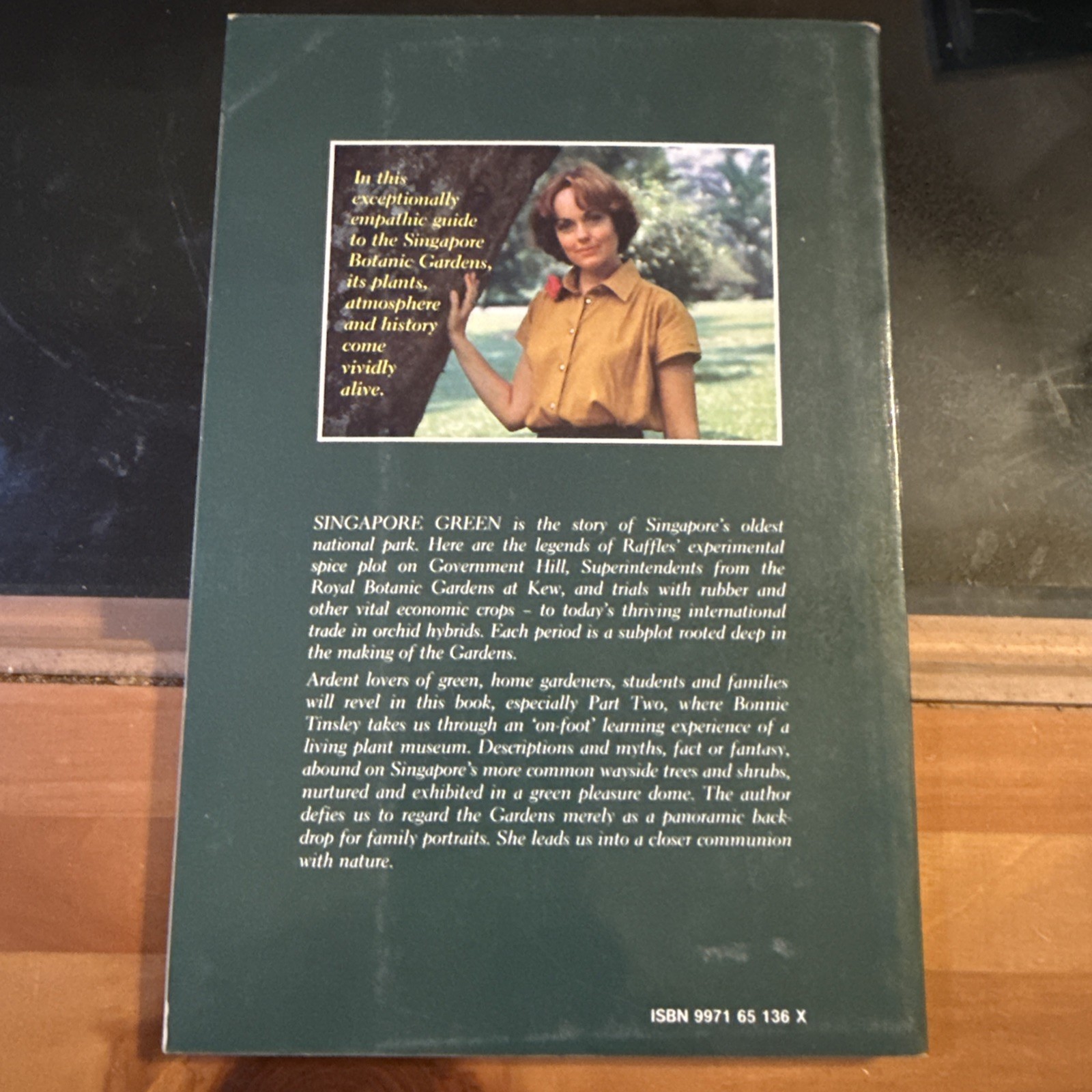 Singapore green: A history and guide to the Botanic Gardens by Tinsley, Bonnie