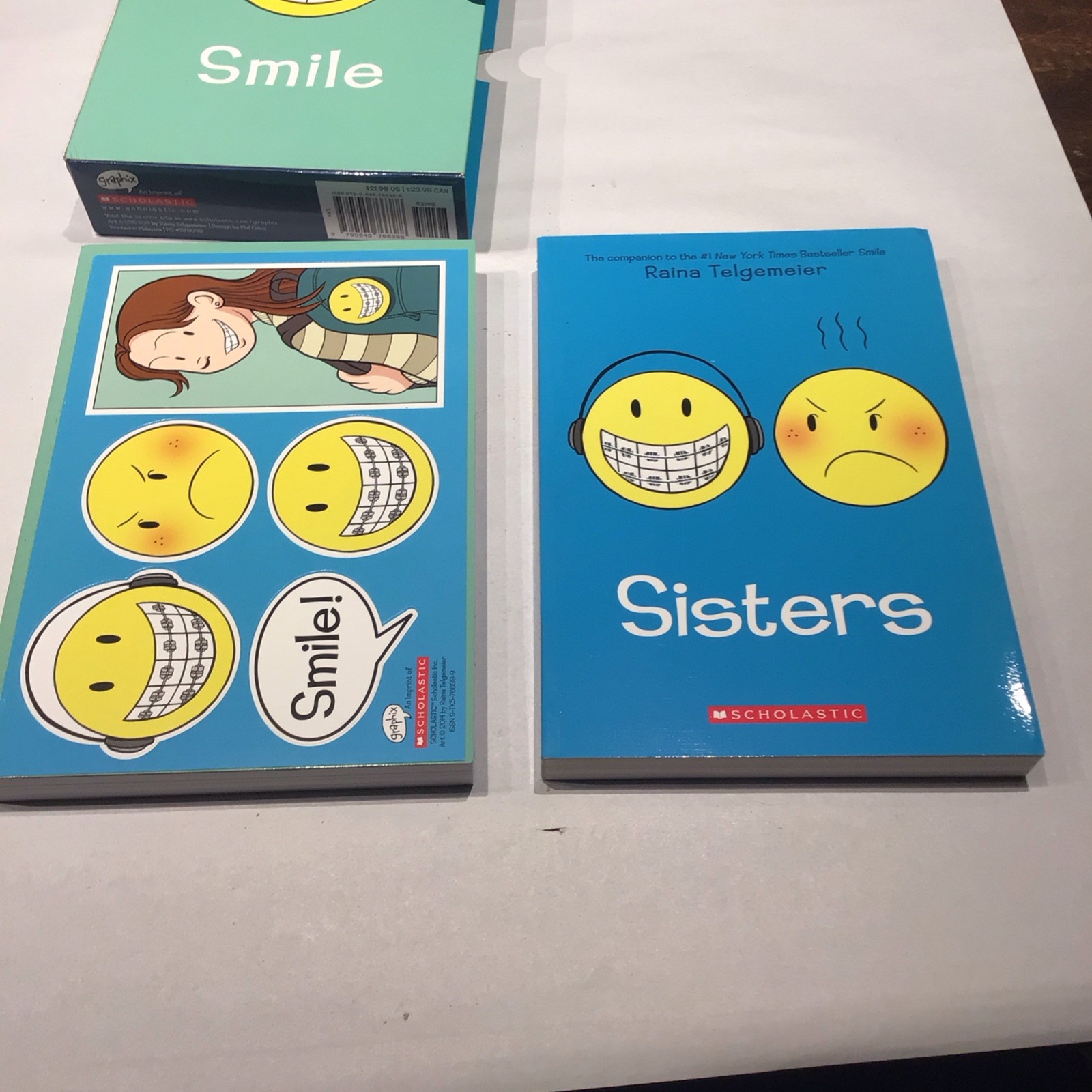 Smile and Sisters the Box Set by Raina Telgemeier (2014, Quantity Pack)