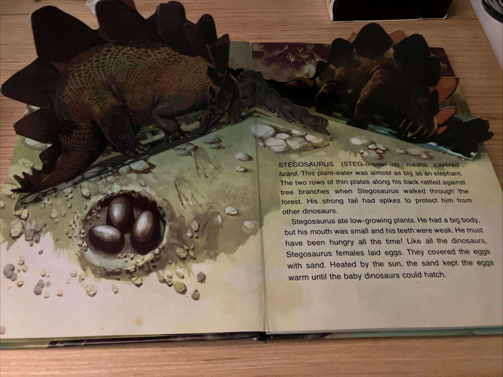 Great Dinosaurs – A Hallmark Pop-up Book