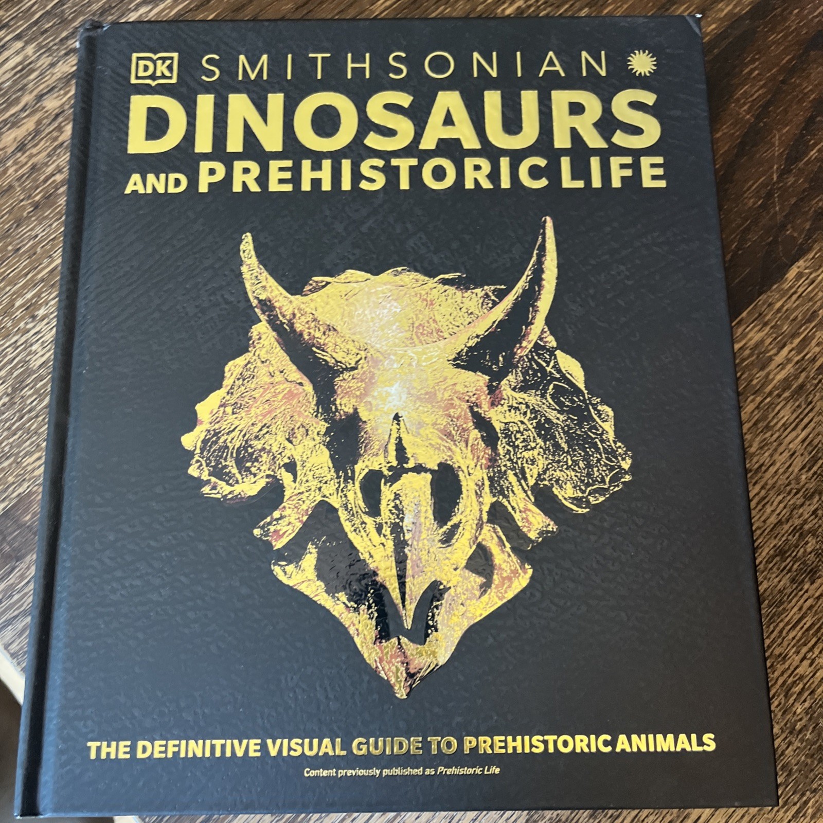 Dinosaurs and Prehistoric Life: The Definitive Visual – Hardcover, by DK – VG