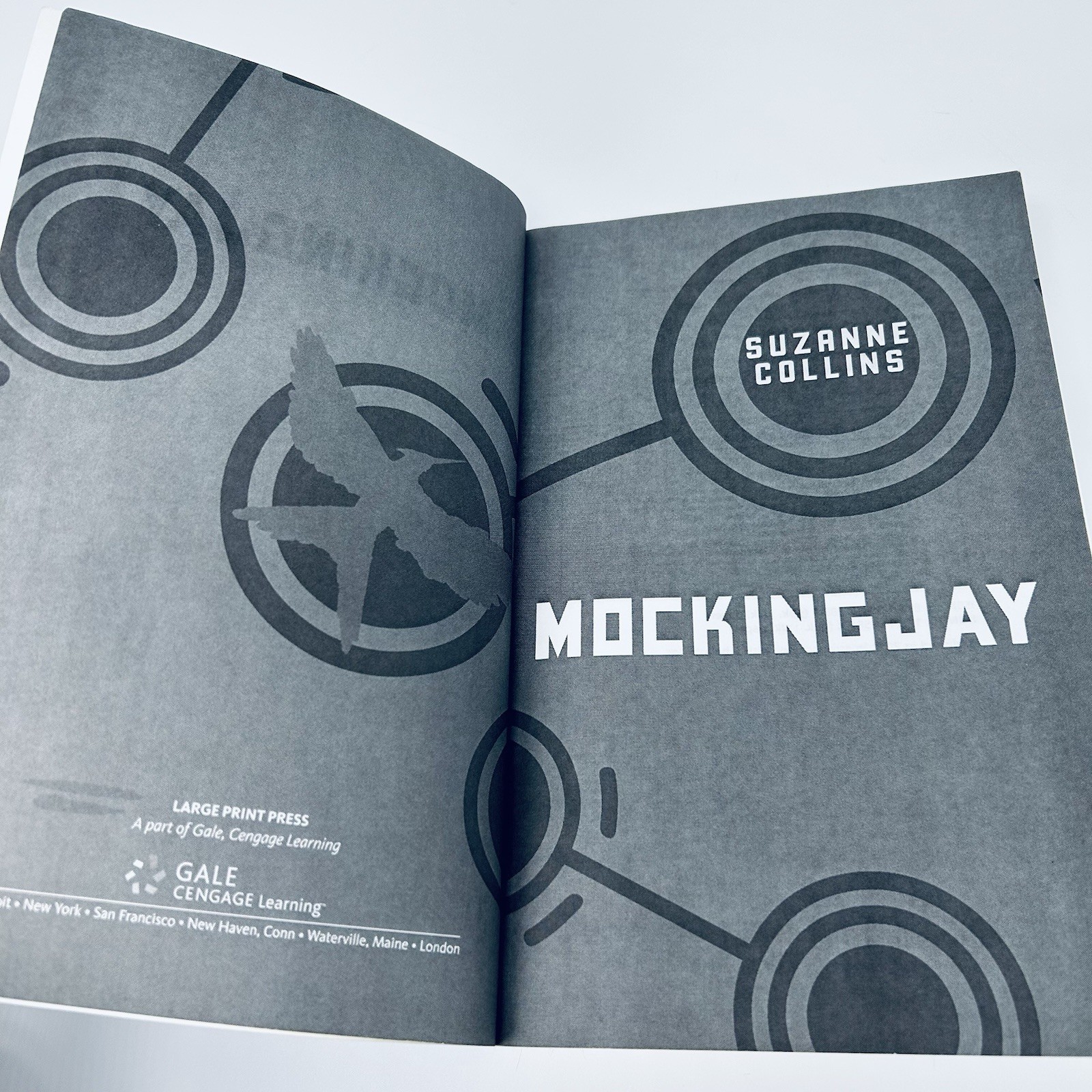 Mockingjay by Suzanne Collins LARGE PRINT EDITION Hunger Games Trade Paperback
