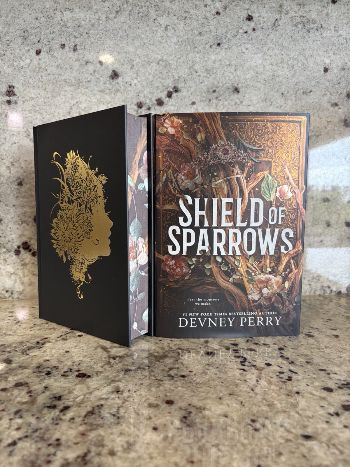 Shield of Sparrows Devney Perry GOLD Edition Romantasy – sprayed edges