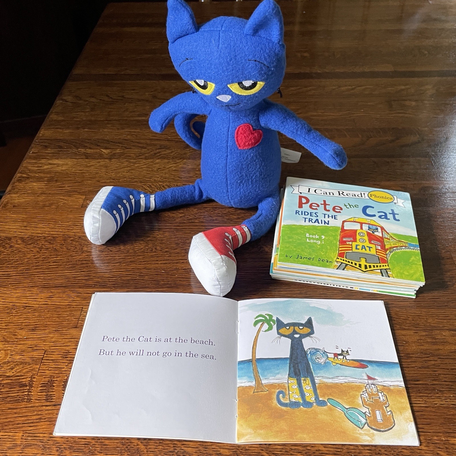 Pete The Cat I Can Read Phonics 11 Book Lot & Plush James Dean Red & Blue Shoes