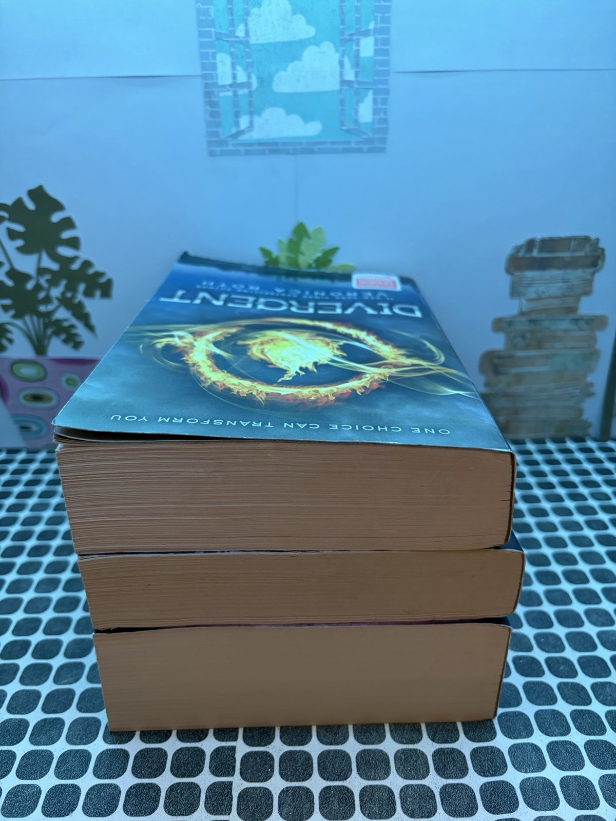 3 Young Adult Dystopian Fiction Paperback Books Veronica Roth, Kate, McMann