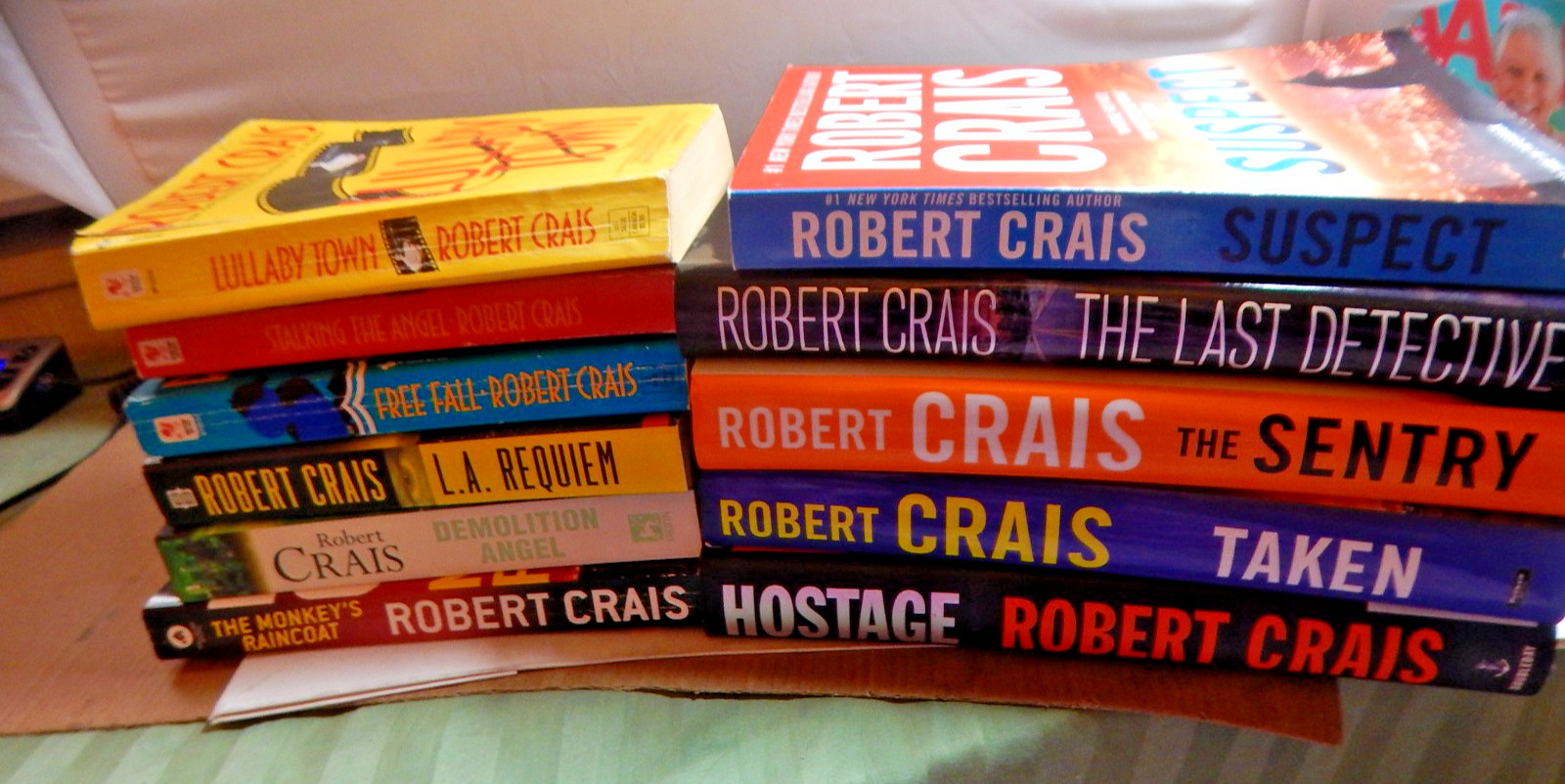 LOT OF 11 ROBERT CRAIS ELVIS COLE / JOE PIKE& MISC SERIES BOOKS HC / SC