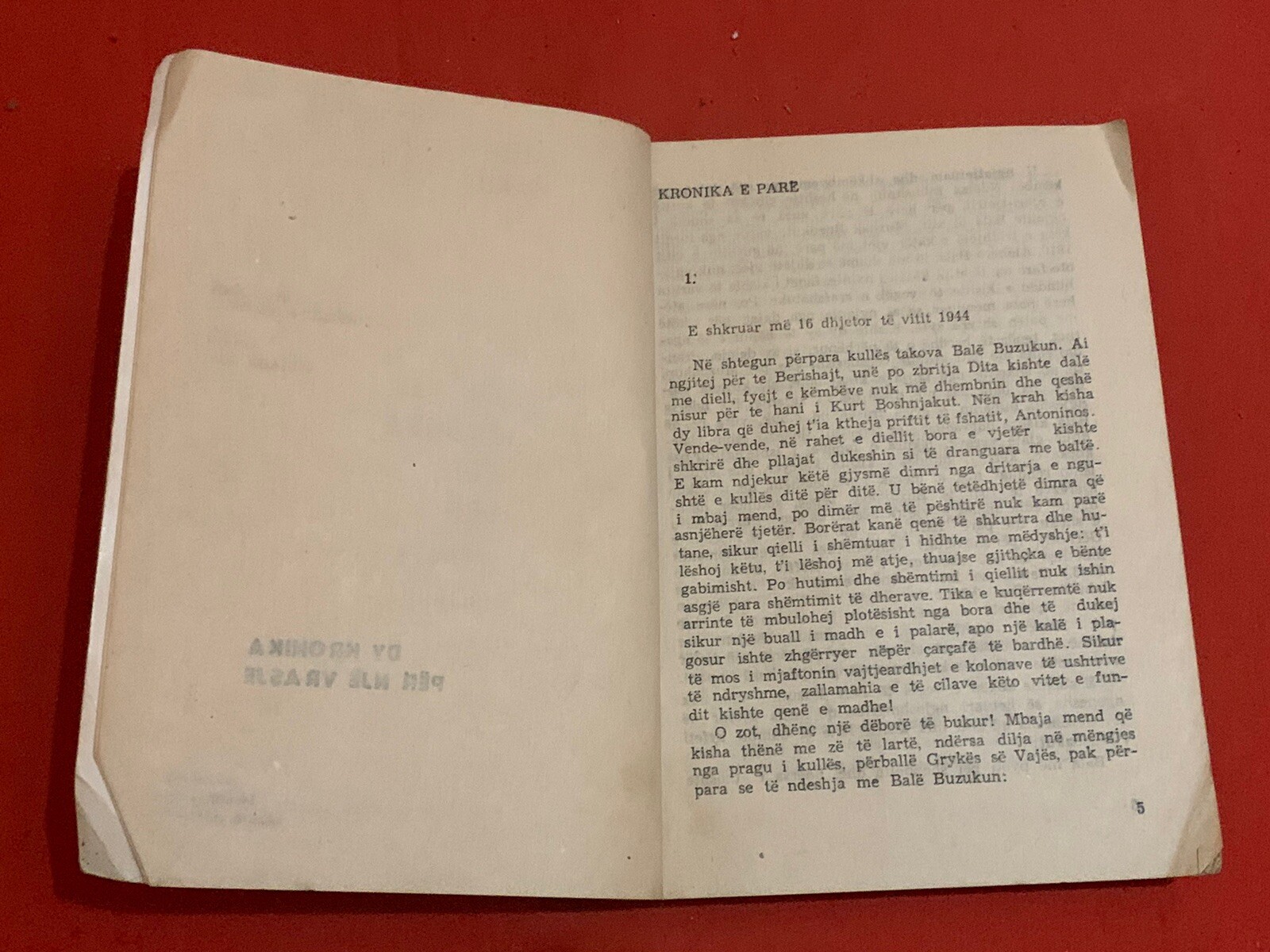 OLD ALBANIAN BOOK-NOVELE-DY KRONIKA PER NJE VRASJE-AGIM ISAKU-1991-283 pages
