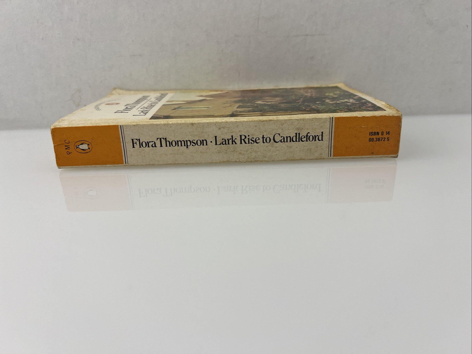 Lark Rise to Candleford (Modern Classics) By Flora Thompson. 1984 Paperback. ￼