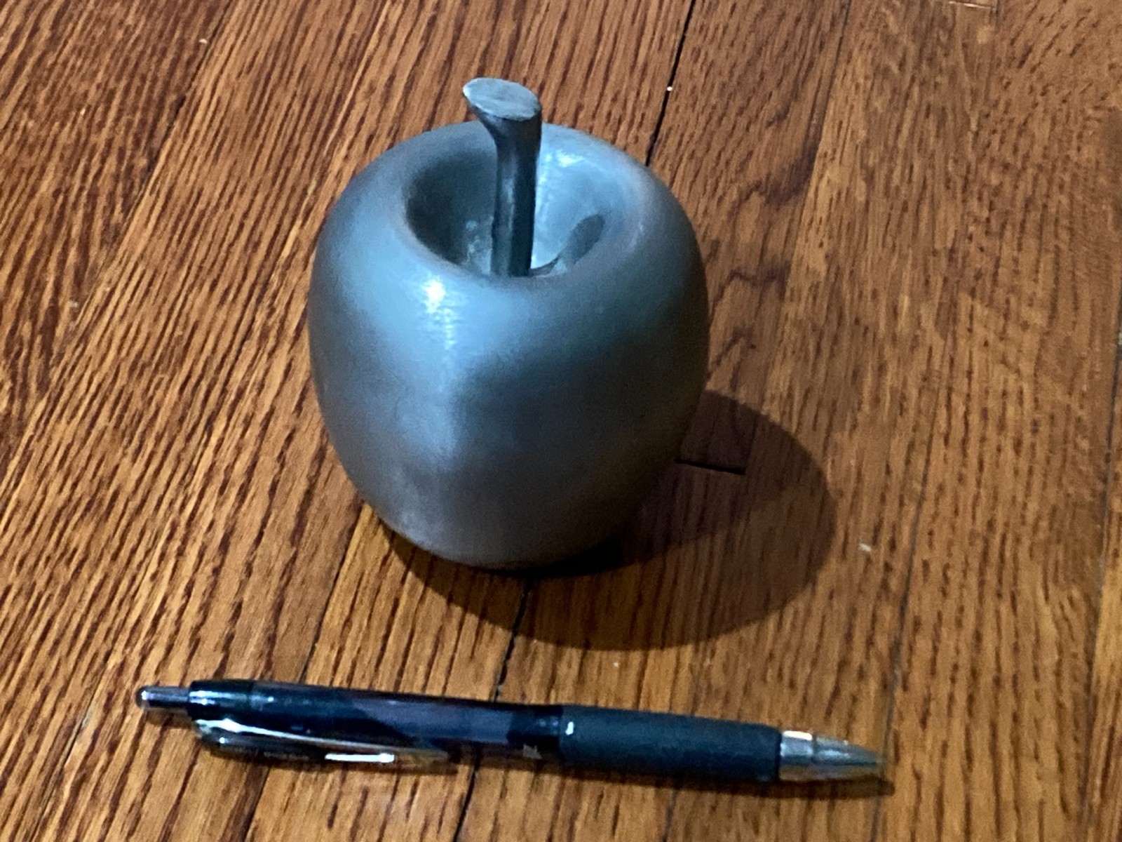 Vintage Handcrafted Metal Apple Paperweight 4″ Tall 1 lb Made in India Decor