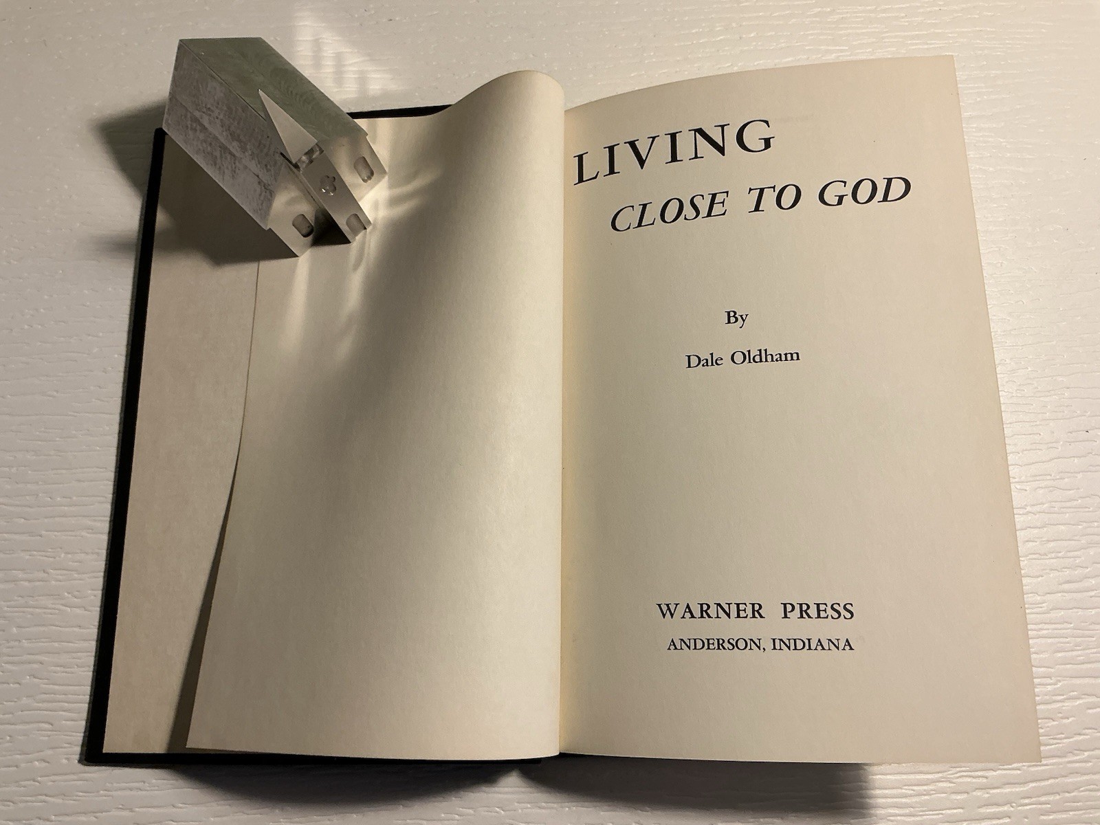 Living Close to God by Dale Oldham (Hardcover, 1957) Warner Press VG