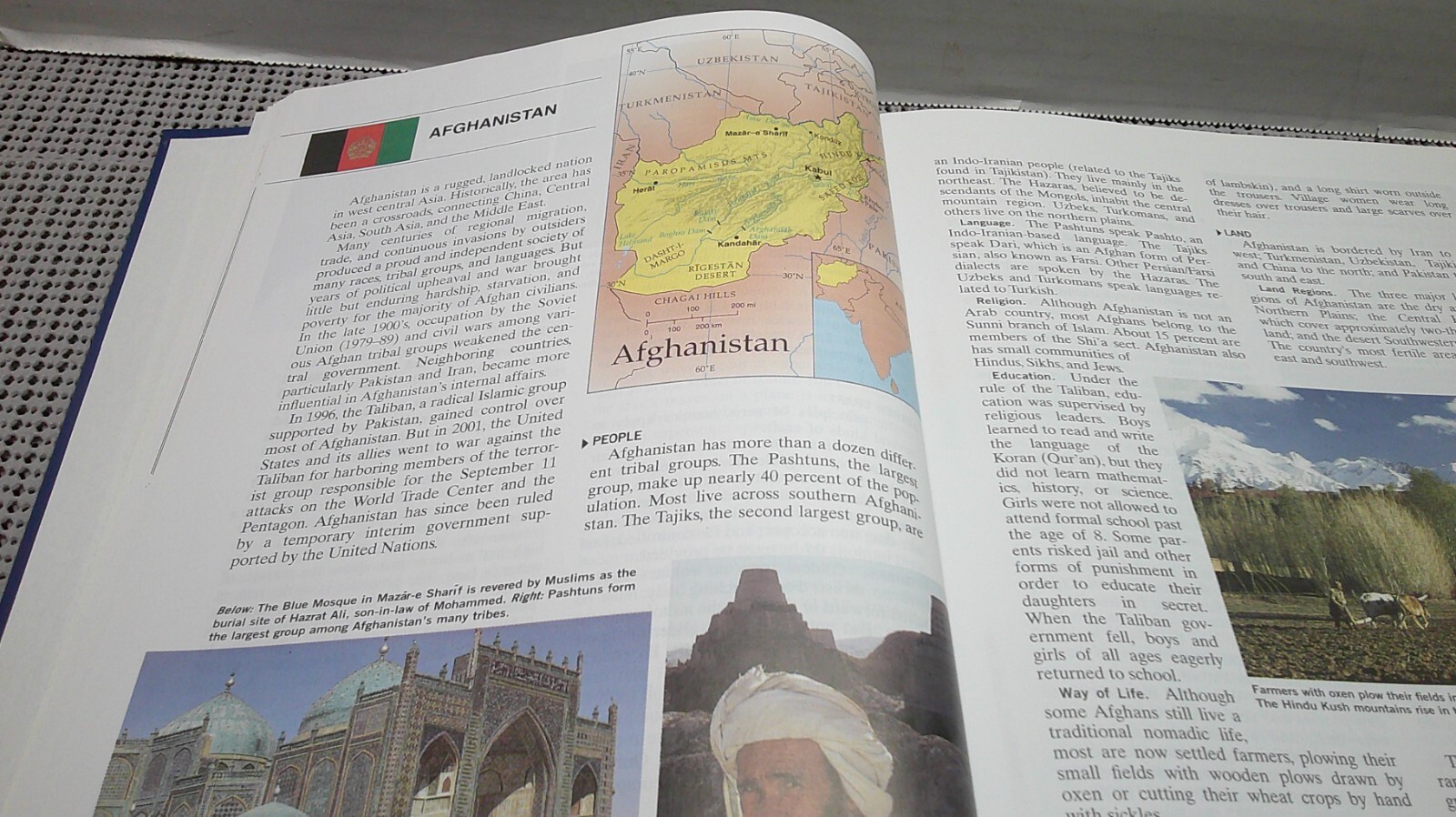 The New Book of Knowledge Vol 1 / A Encyclopedia Grolier 2003
